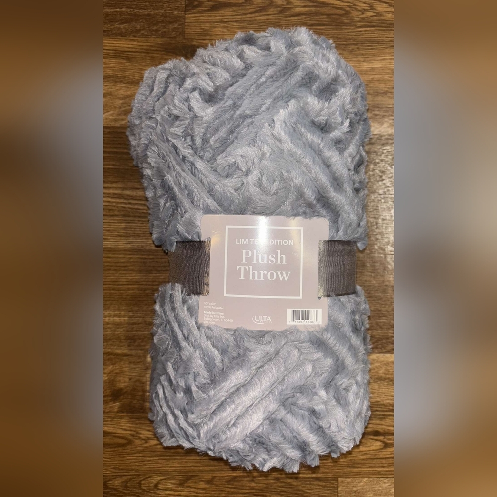 Limited edition soft gray plush throw - Picture 3 of 17